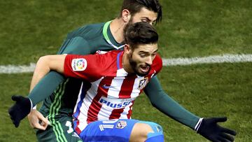 El centrocampista belga del Atl&eacute;tico de Madrid Yannick Ferreira Carrasco (delante) lucha el bal&oacute;n con el italiano Cristiano Piccini, del Real Betis.