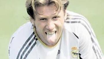 <b>CASSANO DIO EL SUSTO POR LA MAÑANA.</b> Cassano dio el susto en el entrenamiento de la mañana. Al acabar se echó la mano a la cabeza y a la tripa y se pensó que también padecía el virus. Pero fueron el esfuerzo y el sol los que provocaron esos síntomas. Por la tarde se entrenó.