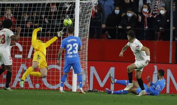 Ocampos marca en el minuto 87 y le da la victoria al Sevilla.