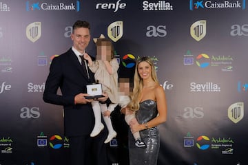 Pau Gasol con su esposa, Catherine McDonnell y sus hijos. Mito en los Laker, gana dos anillos NBA con el conjunto angelino. Número 3 del draft 2001, integrante de los Júnior de Oro, consigue once medallas con España. Oro en el Mundial de Japón 2006 y Eurobasket de 2009, 2011 y 2015, además de ser MVP en 2006 y 2015. Con el Barcelona grana tres ligas (1999, 2001 y 2021) y la Copa en 2001.