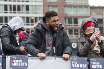 Trevor Bates celebra euforicamente el título durante el desfile de la victoria de los Patriots.