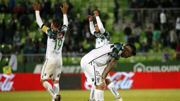 Futbol, Santiago Wanderers vs Deportes Temuco
Decimo cuarta fecha, campeonato de Trasicion 2017
Los jugadores de Santiago Wanderers se lamentan por el empate contra Deportes Temuco tras el partido de primera division disputado en el estadio Elias Figueroa de Valparaiso, Chile.
04/12/2017
Andres Pina/Photosport
Football, Santiago Wanderers vs Deportes Temuco
14th date, Transition Championship 2017
Santiago Wanderers players reacts after tieing against Deportes Temuco the first division football match held at the Elias Figueroa stadium in Valparaiso, Chile.
04/12/2017
Andres Pina/Photosport