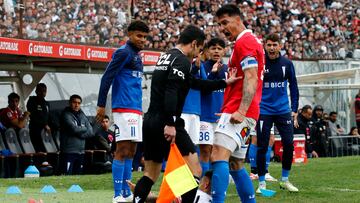 El jugador de Universidad Católica, Fernando Zampedri, es fotografiado durante el partido de Primera División contra Colo Colo en el estadio Monumental.