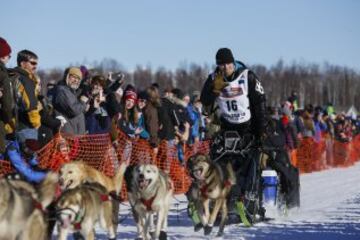 Después del acto ceremonial, ayer comenzó la primera etapa de la carrera de trineos con perros en Willow, Alaska. El viaje será de un total de 1.609 kilómetros.