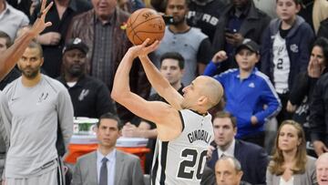 SAN10. SAN ANTONIO (EE.UU.), 08/12/2017.- El jugador de los San Antonio Spurs Manu Ginobili en acción hoy, viernes 8 de diciembre de 2017, durante un partido de baloncesto de la NBA, entre Boston Celtics y San Antonio Spurs, en San Antonio (EE.UU.). EFE/D. WILLIAM ABATE