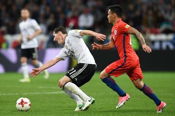 Chile's midfielder Charles Aranguiz (R) vies with Germany's midfielder Sebastian Rudy during the 2017 Confederations Cup group B football match between Germany and Chile at the Kazan Arena Stadium in Kazan on June 22, 2017. / AFP PHOTO / FRANCK FIFE