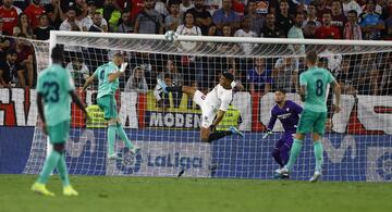 0-1. Karim Benzema marc¨® el primer gol.