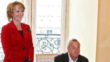 La presidenta de la Comunidad de Madrid, Esperanza Aguirre, recibió hoy, en la Real Casa de Correos, al ex futbolista y entrenador, Johan Cruyff, quién le presentó el proyecto de la fundación que el preside para implantar nuevos campos de fútbol en diversos lugares de la Comunidad de Madrid.