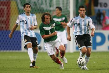 México se topó con Argentina por tercer año consecutivo en duelo oficial. La albiceleste no pudo vencer al Tri en los anteriores dos duelos, pero lo hizo en el más importante, en los octavos de final del Mundial Alemania 2006. Los dirigidos por La Volpe supieron competirle a la Argentina de Messi y Riquelme, pero en tiempo extra sucedió una obra maestra. Aquella perfecta volea de Maxi Rodríguez aún duele en la memoria colectiva de la afición azteca para el 2-1 final.