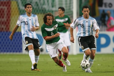 México se topó con Argentina por tercer año consecutivo en duelo oficial. La albiceleste no pudo vencer al Tri en los anteriores dos duelos, pero lo hizo en el más importante, en los octavos de final del Mundial Alemania 2006. Los dirigidos por La Volpe supieron competirle a la Argentina de Messi y Riquelme, pero en tiempo extra sucedió una obra maestra. Aquella perfecta volea de Maxi Rodríguez aún duele en la memoria colectiva de la afición azteca para el 2-1 final.