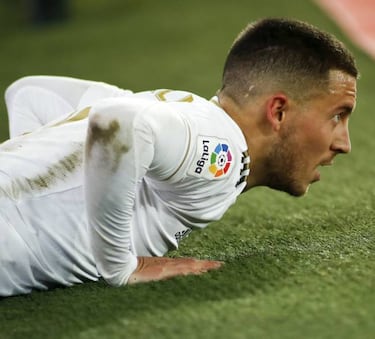 Una Liga cogida con pinzas