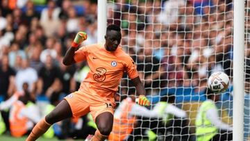 Edouard Mendy, jugador del Chelsea, encaja un gol.