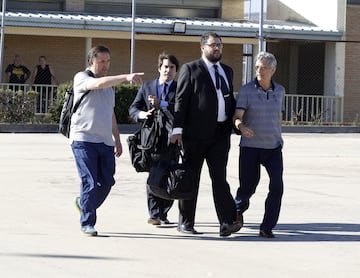 Ángel María Villar y su hijo Gorka saliendo de la prisión de Soto del Real.
