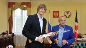 Kirilenko, junto a un AK47.