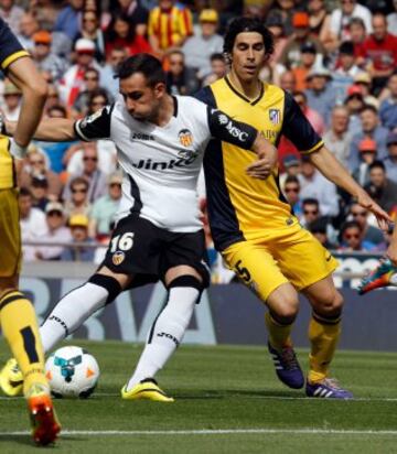 El delantero del Valencia CF Paco Alcácer (i), pelea un balón con el centrocampista portugués del Atlético de Madrid Tiago Mendes durante el partido correspondiente a la trigésima quinta jornada de la Liga BBVA, disputado esta tarde en el estadio de Mestalla. 