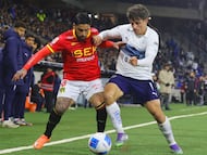 Futbol, Universidad Catolica vs Union Espanola.
Fecha 21, Liga de Primera 2025.
El jugador de Universidad Catolica Clemente Montes, derecha, disputa el balon contra Bryan Carvallo de Union Espanola durante el partido de primera division disputado en el estadio Claro Arena, Santiago, Chile.
23/08/2025
Dragomir Yankovic/Photosport
Football, Universidad Catolica vs Union Espanola.
21th turn, 2025 First division League.
Universidad Catolica player Clemente Montes, right, vies for the ball against Bryan Carvallo de Union Espanola during the first division match at the Claro Arena stadium, Santiago, Chile.
23/08/2025
Dragomir Yankovic/Photosport