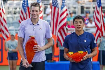 Isner y Nakashima en la entrega de trofeos del Torneo de Atlanta.