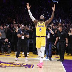 LeBron James, Phil Knight y Nike en la foto de un récord para la historia