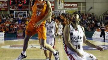 <b>ENERGÍA. </b>Muñoz entra a canasta ante la mirada de Pérez y Grimau.