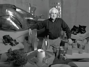 El arquitecto canadiense posa con maquetas de sus edificios en su estudio de Los Ángeles en 1989. Nacido en Toronto, terminó sus estudios en Estados Unidos, donde estudió Urbanismo, y Francia, donde aprendió de las obras de Le Corbusier. A su vuelta de Francia, se afincó en Los Ángeles donde abrió su estudio de Arquitectura.