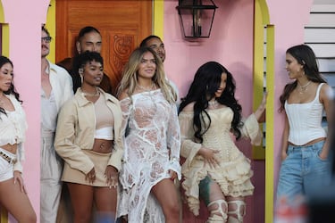 Además de Pedro Pascal, Karol G, Cardi B y Jessica Alba estuvieron en la 'Casita' de Bad Bunny.  Chris Graythen/Getty Images/AFP (Photo by Chris Graythen / GETTY IMAGES NORTH AMERICA / Getty Images via AFP)