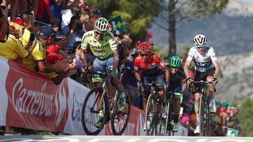 Alberto Contador, Nairo Quintana y Chris Froome ruedan en la llegada en alto a Mas de la Costa durante la Vuelta a Espa&ntilde;a de 2016.