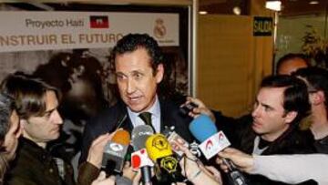 Valdano, ante los medios.