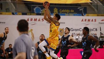 AJ Slaughter lanza ante la defensa del Movistar Estudiantes.