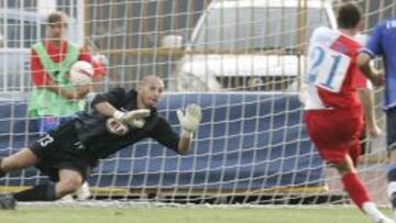 <b>INTERTOTO. </b>Abbiati le para un penalti a Despotovic ante la atenta mirada de Raúl García.