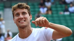 Argentina&#039;s Renzo Olivo celebrates after winning his tennis match against France&#039;s Jo-Wilfried Tsonga at the Roland Garros 2017 French Open on May 31, 2017 in Paris.  / AFP PHOTO / Eric FEFERBERG