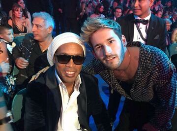 Ronaldinho fue uno de los invitados a los Grammy Latinos y estuvo compartiendo con varias estrellas.