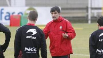 <b>DIÁLOGO. </b>Mendilibar habla más con sus jugadores en la sesión.