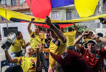 Los aficionados salen a las calles de Cali a celebrar la victoria.