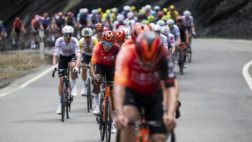 Leysin (Switzerland), 27/04/2024.- Egan Bernal (C) from Colombia of team Ineos Grenadiers during the fourth stage, a 151.7 km race between Saillon and Leysin at the 77th Tour de Romandie UCI World Tour Cycling race, Switzerland, 27 April 2024. (Ciclismo, Suiza) EFE/EPA/JEAN-CHRISTOPHE BOTT