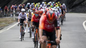 Leysin (Switzerland), 27/04/2024.- Egan Bernal (C) from Colombia of team Ineos Grenadiers during the fourth stage, a 151.7 km race between Saillon and Leysin at the 77th Tour de Romandie UCI World Tour Cycling race, Switzerland, 27 April 2024. (Ciclismo, Suiza) EFE/EPA/JEAN-CHRISTOPHE BOTT
