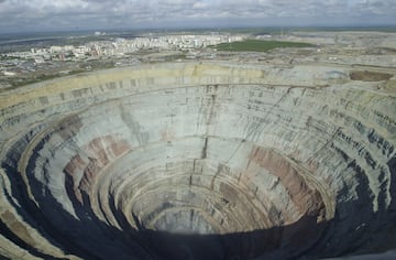 La zona donde se encuentra Yakutsk, produce el 20% de diamantes a nivel mundial. Muy cerca se encuentra la mina Mir con 525 metros de profundidad y tiene un diámetro de 1200 metros,​ siendo el segundo mayor agujero excavado en el mundo, después de la mina del cañón de Bingham. Por ende, se convierte en una ciudad cuyo poder económico es importante para Rusia. Mucha población de Yakutsk trabaja en la extracción de diamantes.  
