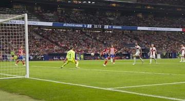 3-0. El VAR concedió el tercer gol a Koke. 