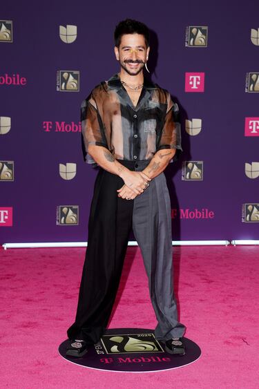Camilo posa en la alfombra roja de los premios 'Lo Nuestro' celebrados en el Kaseya Center de Miami.