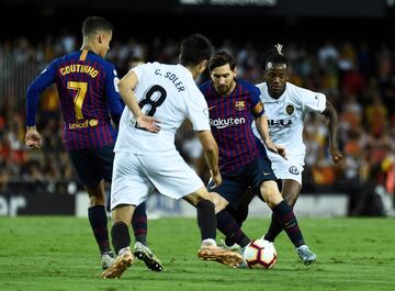 Leo Messi entre  Michy Batshuayi y Carlos Soler.