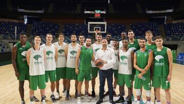 Carlos Cabezas cn la plantilla del Unicaja.