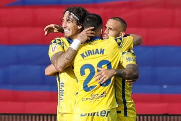 Sandro se encargó de marcar y adelantar a los visitantes y así fue la celebración del futbolista junto a sus compañeros Fabio Silva y Kirian.