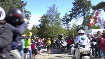 Chris Froome corre a pie durante la subida al Mont Ventoux en el Tour de Francia 2016.