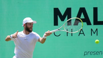 Corentin Moutet devuelve la bola en un partido del Mallorca Championships.