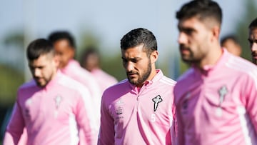 Óscar Rodríguez, entre Unai Núñez y Carles Pérez, durante un entrenamiento del Celta.