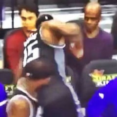 Los Warriors remontan; Cousins, patada y puñetazos al banquillo