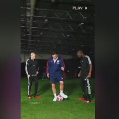 Que Özil es distinto a todo cada vez es más evidente: esto y su golpeo de balón es de locos