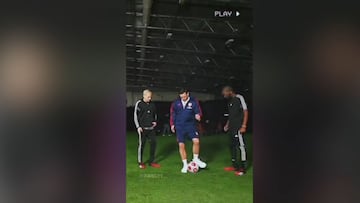 Özil explica su golpeo de balón y la ejecución es de locos