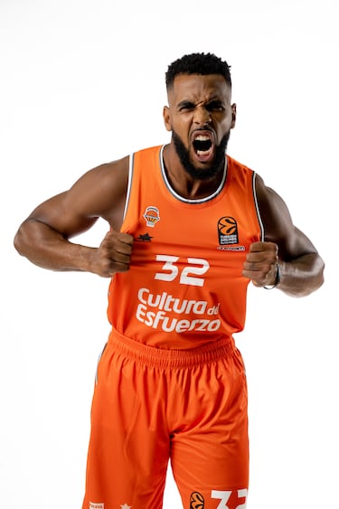 En el verano de 2019 el Barça tiró la casa por la ventana para ganar la Euroliga: Nikola Mirotic, Cory Higgins, Álex Abrines... y Brandon Davies (32 años y 2,09), pero tras dos tentativas fallidas (en 2020 se suspendió la Euroliga por la pandemia), el pívot norteamericano, con pasaporte ugandés, se bajó del barco. Pidió una renovación al alza que el Barça no pudo asumir y se marchó a Milán, donde ha pasado la última temporada. Aunque tenía un año más de contrato, el club italiano le hizo sitio a los nuevos fichajes y le enseñó la puerta de salida a Davies, que ahora llega al Valencia Basket, que gana un pívot experimentado, físico y un gran defensor. 