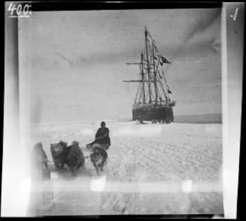 El 14 de diciembre de 1911, Roald Amundsen y su expedición, a 23 grados bajo cero, se convertían en los primeros en conquistar el Polo Sur.