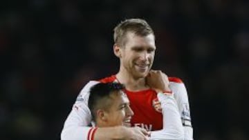 Per Mertesacker celebra con Alexis S&aacute;nchez tras la victoria ante el Southampton. 